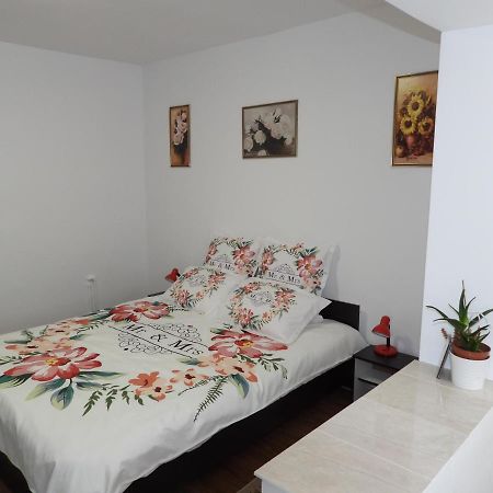 Simoliv Home Otopeni Exteriör bild